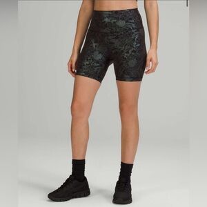 lululemon Wunder Train HR Short 6" *Foil,sz6,
Logo Flourish Blk Iridescent Foil